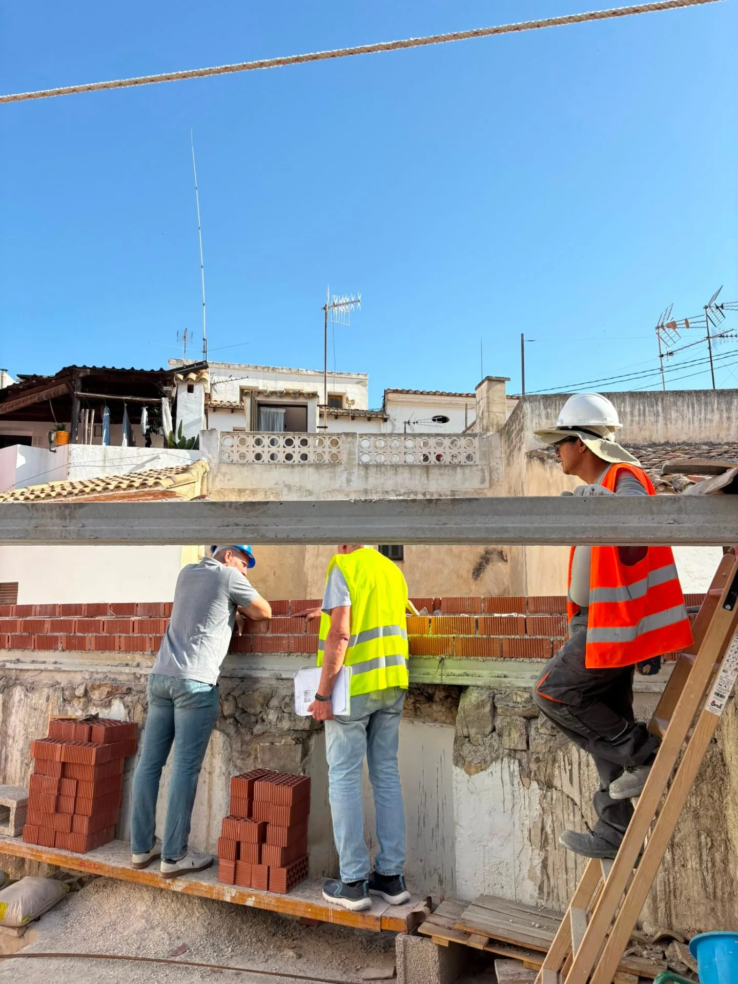 Grupo Topo Reformas team on-site during a full Mediterranean villa renovation in Benissa, Marina Alta (Costa Blanca, Alicante)